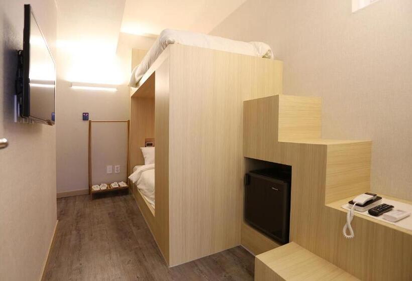 Quarto Dúplex, 8 Hours
