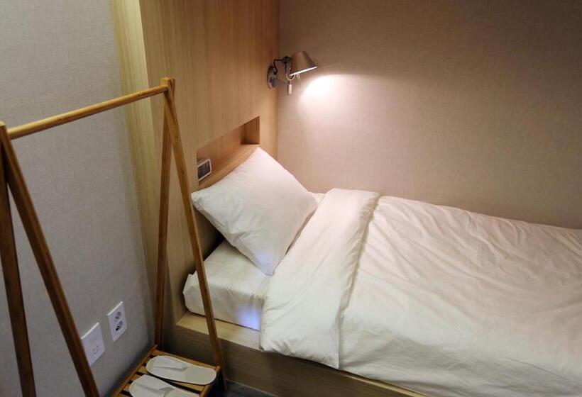 Quarto Dúplex, 8 Hours