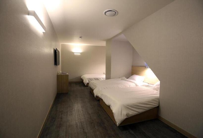 Quarto Triplo Estandar, 8 Hours