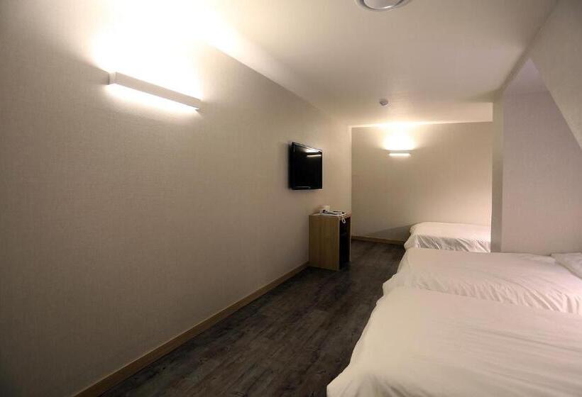 Quarto Triplo Estandar, 8 Hours