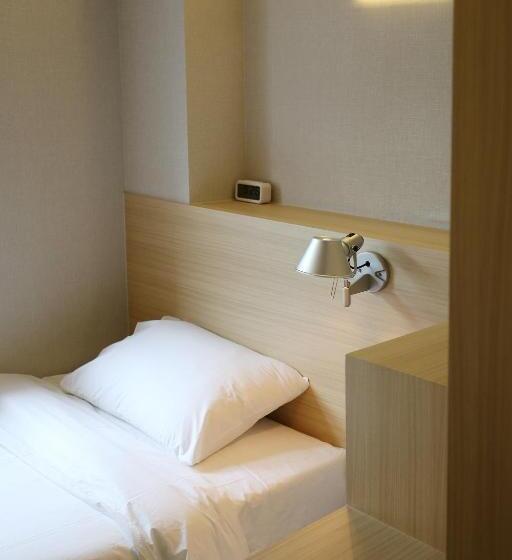 Quarto Familiar, 8 Hours