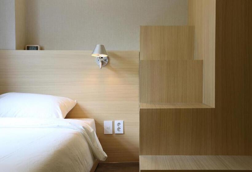 Quarto Familiar, 8 Hours