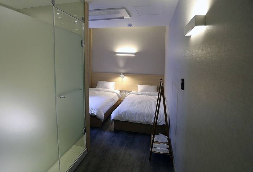 Quarto Estandar, 8 Hours