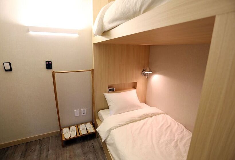 Quarto Dúplex, 8 Hours
