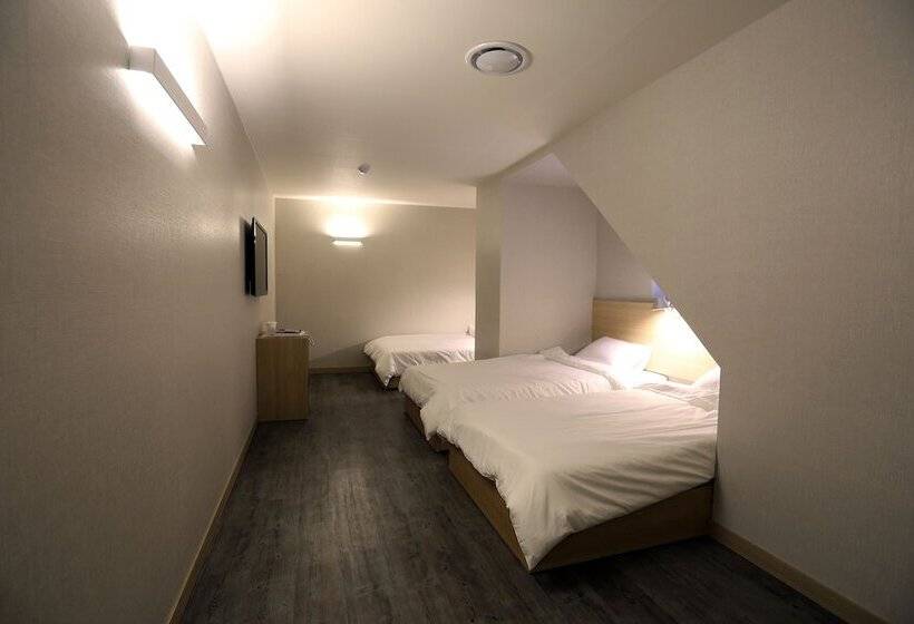 Quarto Triplo Estandar, 8 Hours