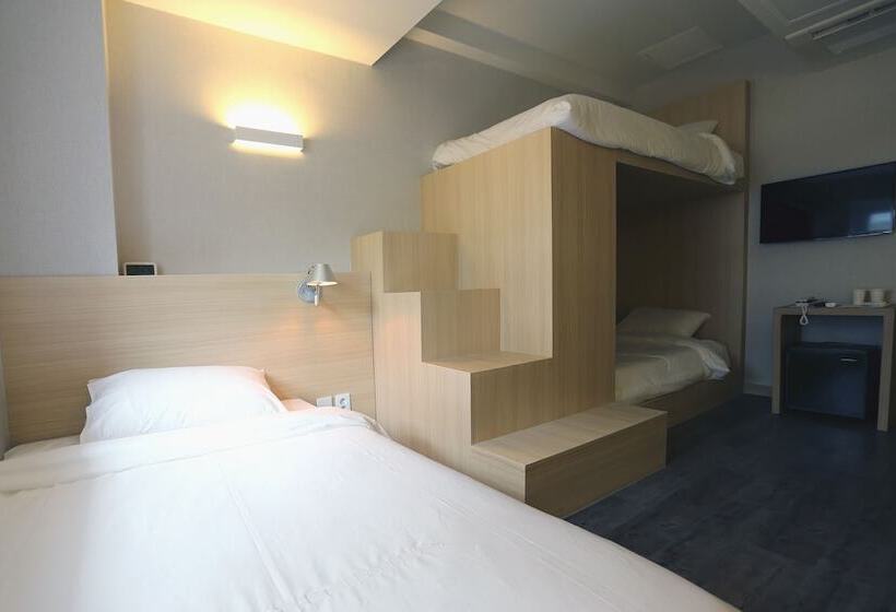 Quarto Familiar, 8 Hours