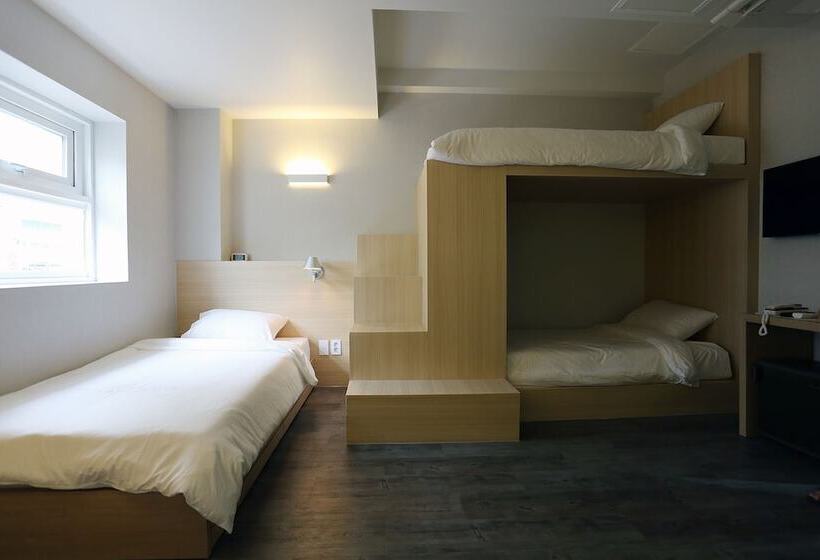 Quarto Familiar, 8 Hours