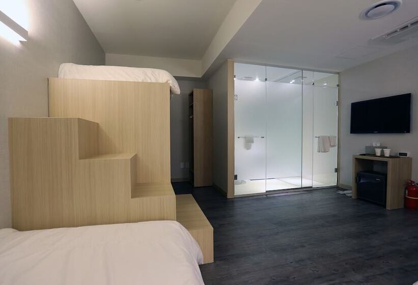 Quarto Familiar, 8 Hours