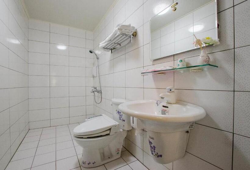 اتاق استاندارد چهارنفره با بالکن, Heyi B&b