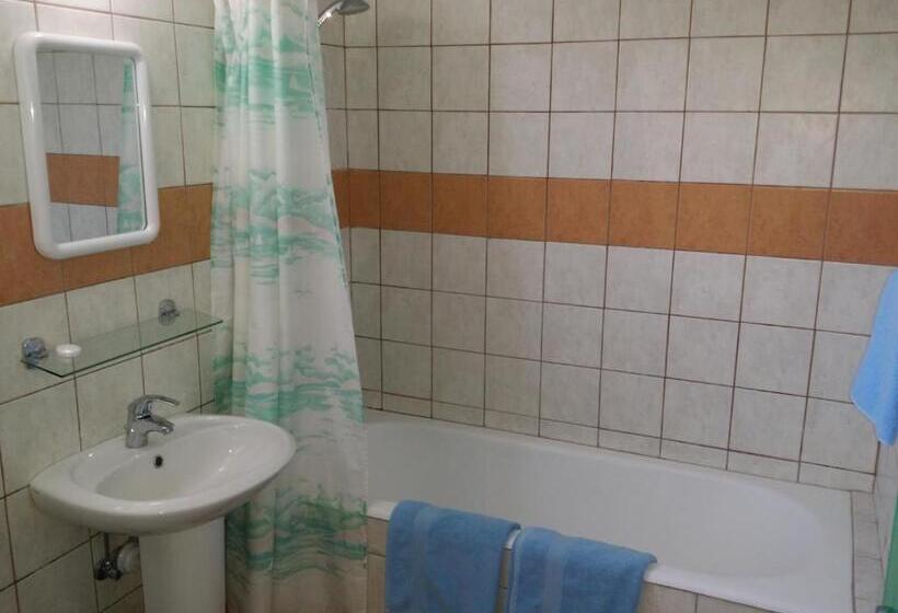 חדר סטנדרט לארבעה, Kkaras Hotel 3 Star