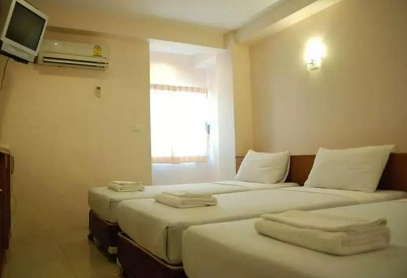 اتاق استاندارد سه نفره, Rambuttri House
