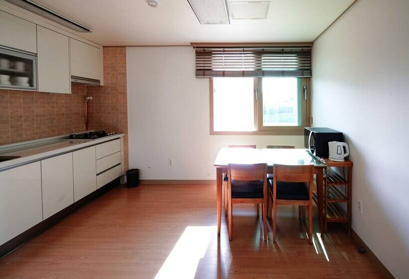 غرفة عائلية, Swansea