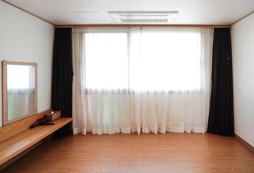 غرفة عائلية, Swansea