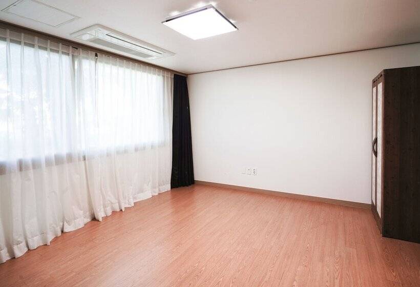 غرفة عائلية, Swansea