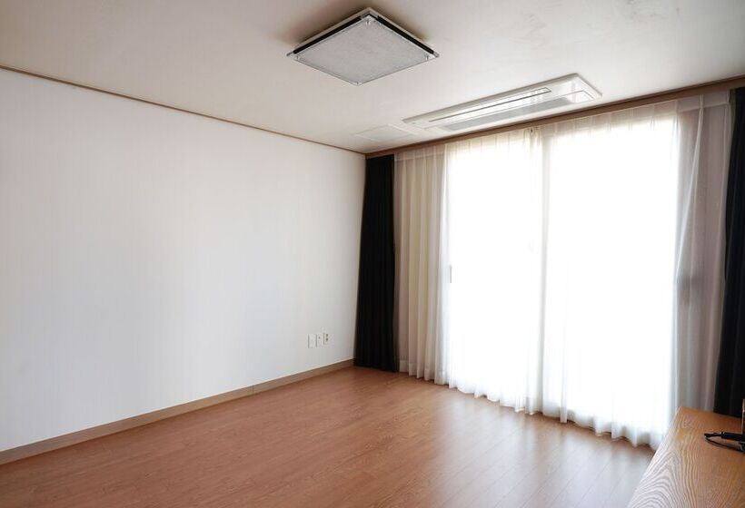 غرفة عائلية, Swansea