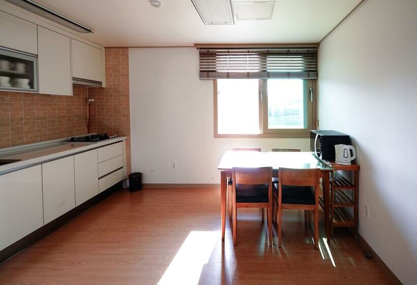 غرفة عائلية, Swansea