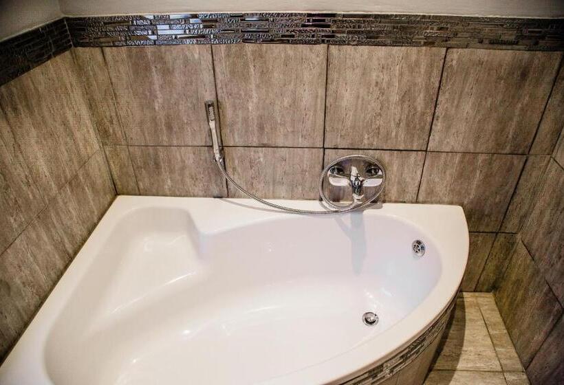 מיטת קינג בסוויטה, Nauntons Guest House