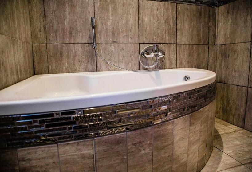 מיטת קינג בסוויטה, Nauntons Guest House