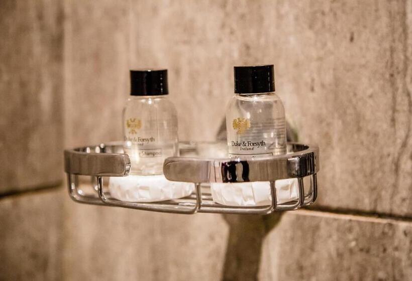 מיטת קינג בסוויטה, Nauntons Guest House