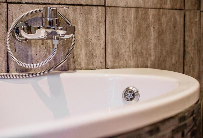 מיטת קינג בסוויטה, Nauntons Guest House