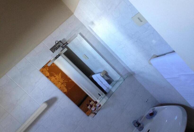 标准三人间, Casa Lupi