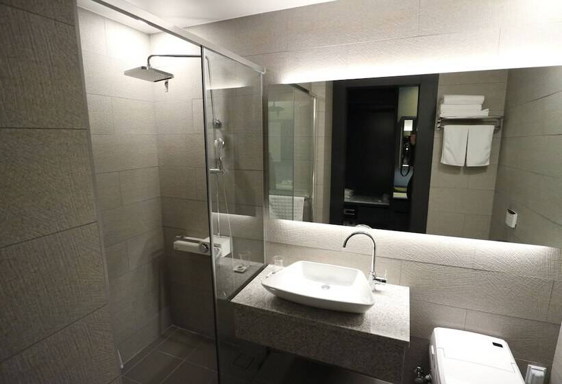 패밀리 룸, The Hong C