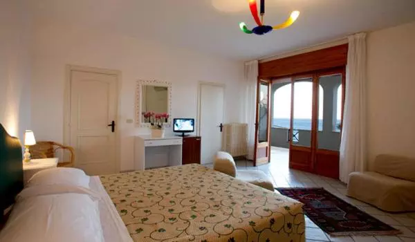Deluxe Kolmen Hengen Huone Merinäkymä, Il Vascello