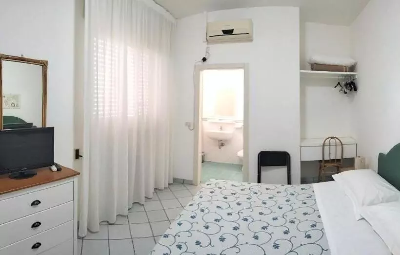 Deluxe Kolmen Hengen Huone Merinäkymä, Il Vascello