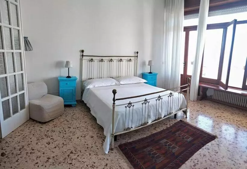 Deluxe Kolmen Hengen Huone Merinäkymä, Il Vascello