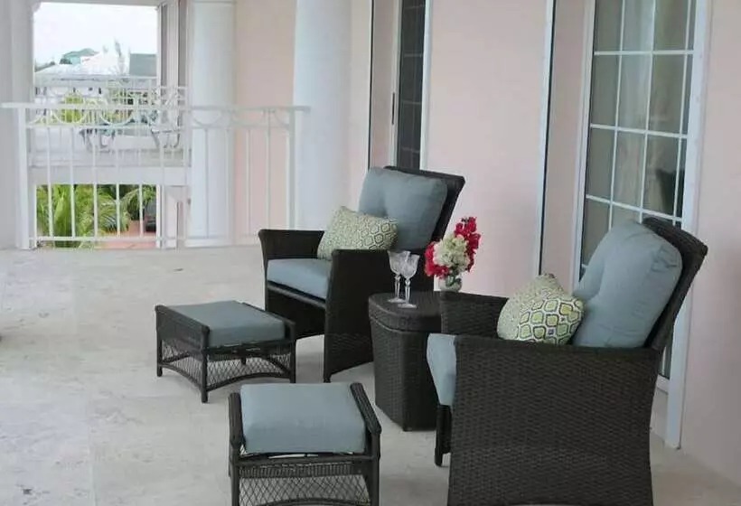 اتاق لوکس با چشمانداز استخر, Ocean West Boutique