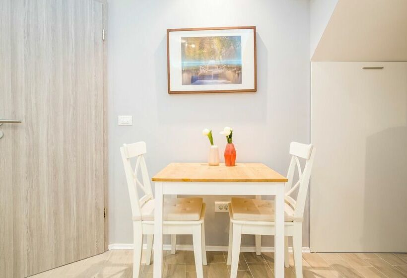 클래식 스튜디오, Serenity Split Apartments