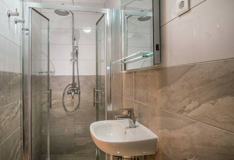 클래식 스튜디오, Serenity Split Apartments