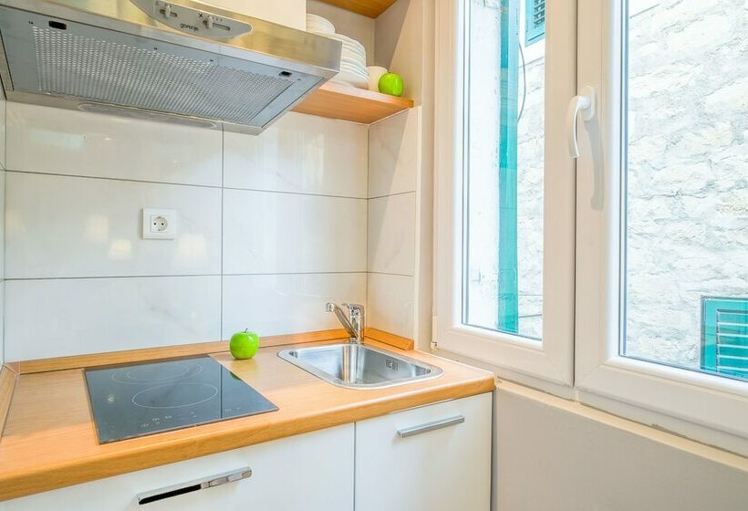 スーペリアスタジオ, Serenity Split Apartments