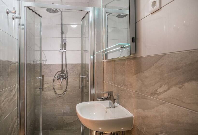 高级工作室, Serenity Split Apartments