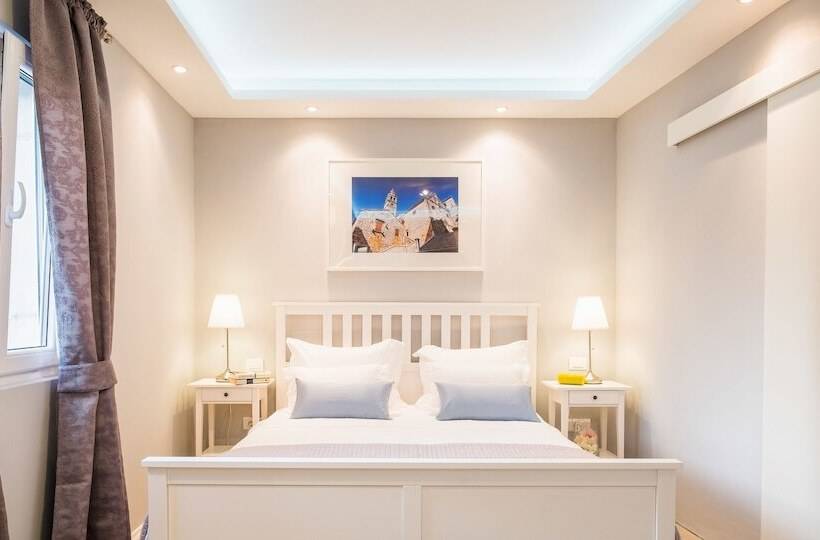 デラックススタジオ, Serenity Split Apartments