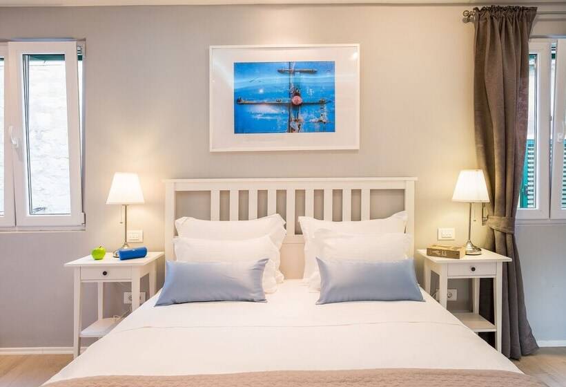 スーペリアスタジオ, Serenity Split Apartments