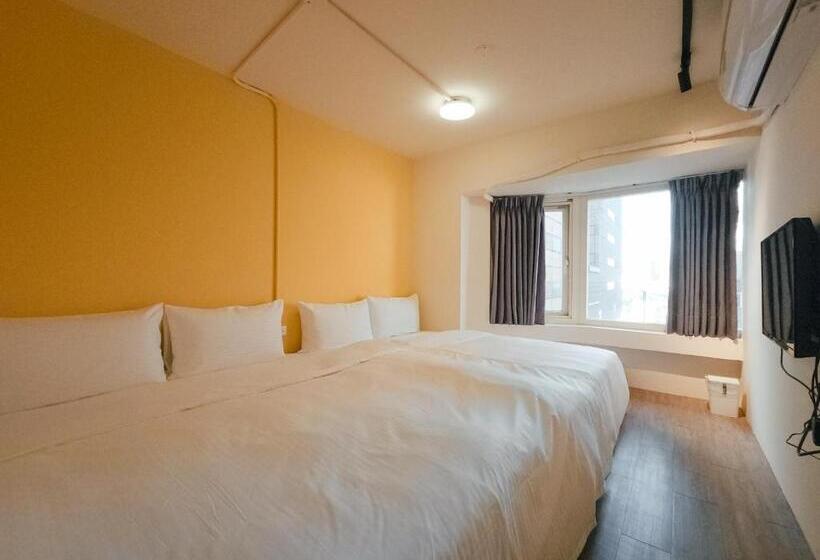 Economy Quadruple Room, Taipei Inn