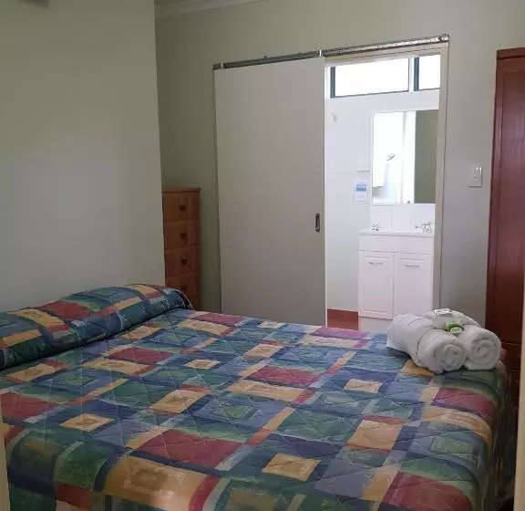 استودیوی استاندارد, Harbour Lodge Motel