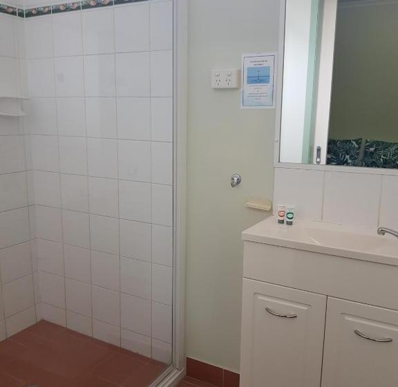 استودیوی استاندارد, Harbour Lodge Motel