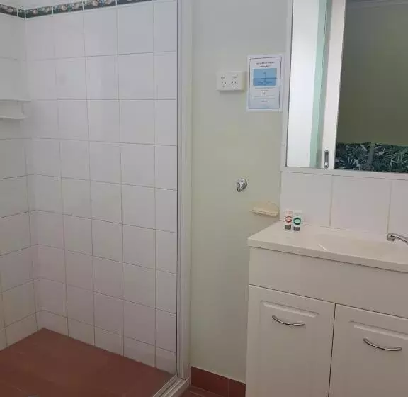 استودیوی استاندارد, Harbour Lodge Motel