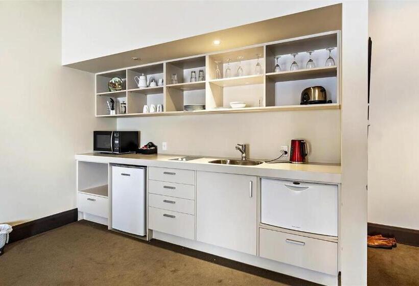 سوئیت با تخت بزرگ, Gateway Motor Inn