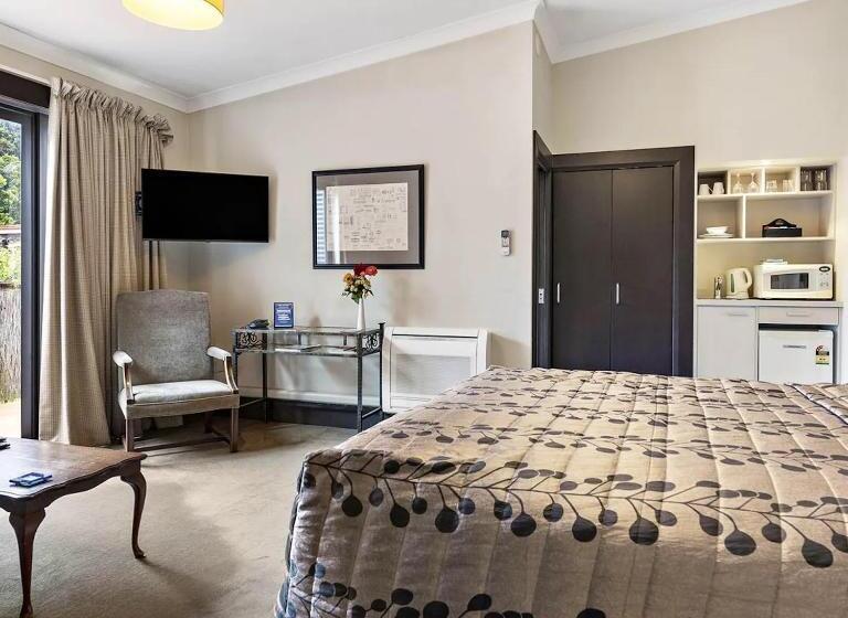 سوئیت با تخت بزرگ, Gateway Motor Inn