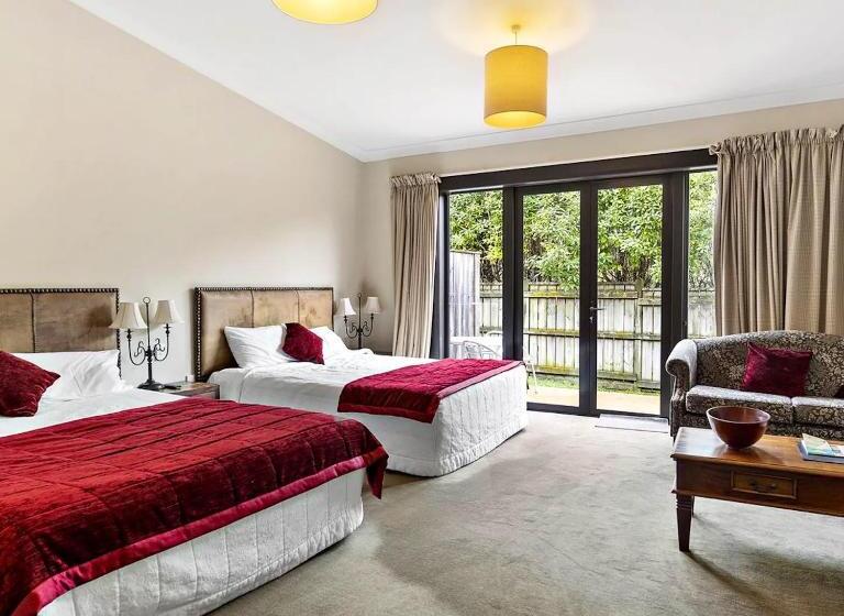 سوئیت با تخت بزرگ, Gateway Motor Inn