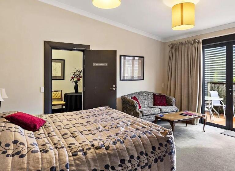 سوئیت پریمیوم, Gateway Motor Inn