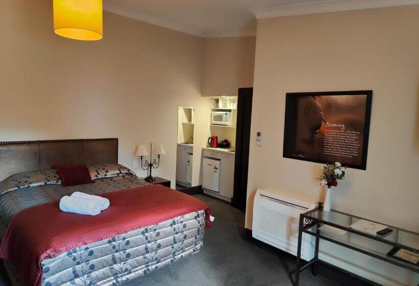 سوئیت با تخت بزرگ, Gateway Motor Inn
