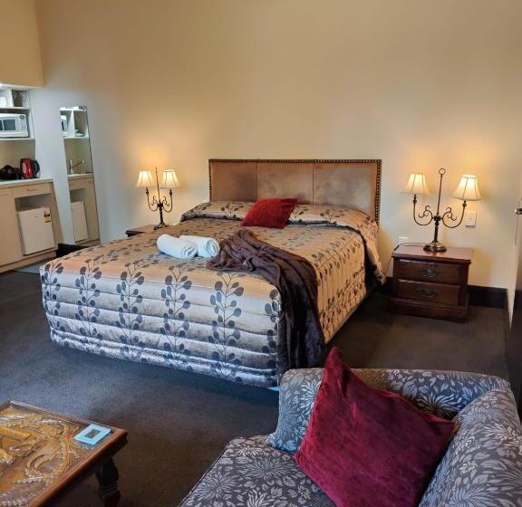 سوئیت با تخت بزرگ, Gateway Motor Inn