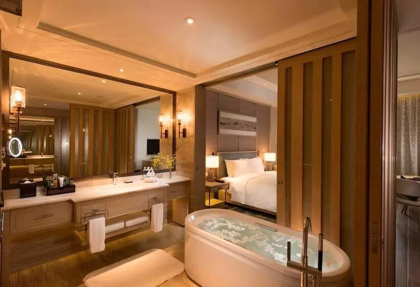 キングサイズベッドのスタンダードルーム, Hilton Yuxi Fuxian Lake