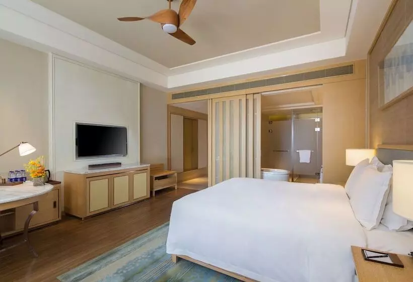 キングサイズベッドのスタンダードルーム, Hilton Yuxi Fuxian Lake