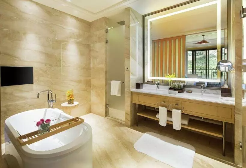 ダブルベッドスタンダードルーム, Hilton Yuxi Fuxian Lake