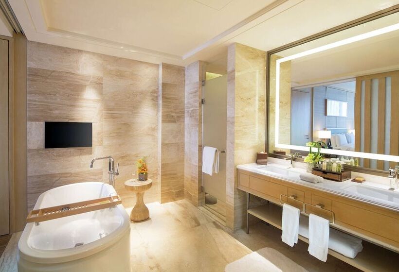 Люкс Повышенной Комфортности, Hilton Yuxi Fuxian Lake